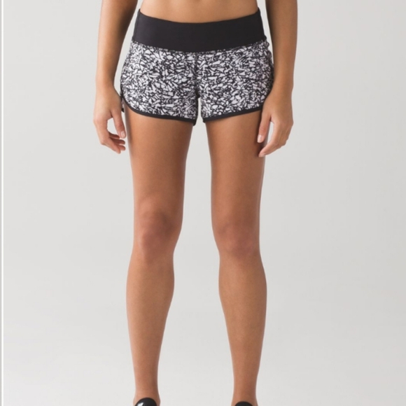 Lululemon Speed Short White Black 2.5" Ice Breaker Size 6 - Picture 1 of 7
